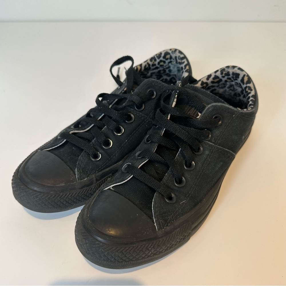 Converse All black Mafison Sneaker with leopard print inside
